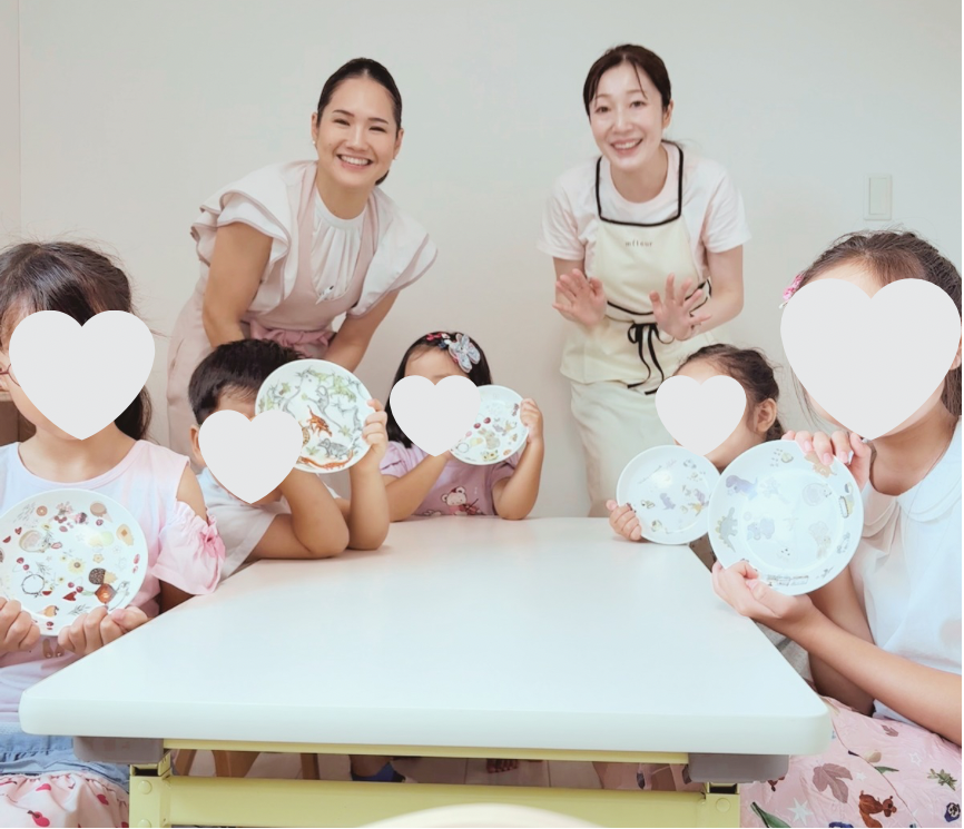 自分で作った世界にひとつだけのポーセラーツお皿を持つ子どもたち