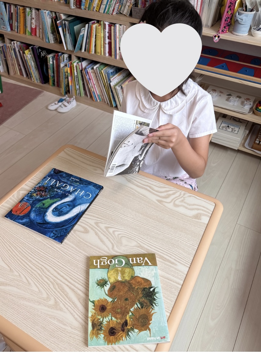 ゴッホやモネ、シャガールといった巨匠たちの絵画本に夢中になる子ども