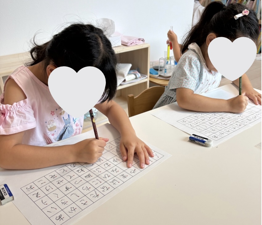 モンテッソーリのお仕事「ひらがな50音の読み書き」をする様子
