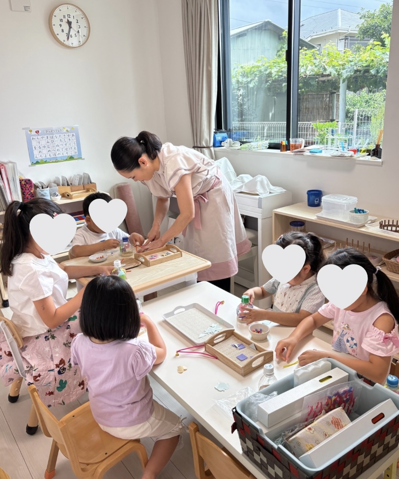 真剣な表情で風鈴制作をする世田谷のモンテッソーリイベント風景