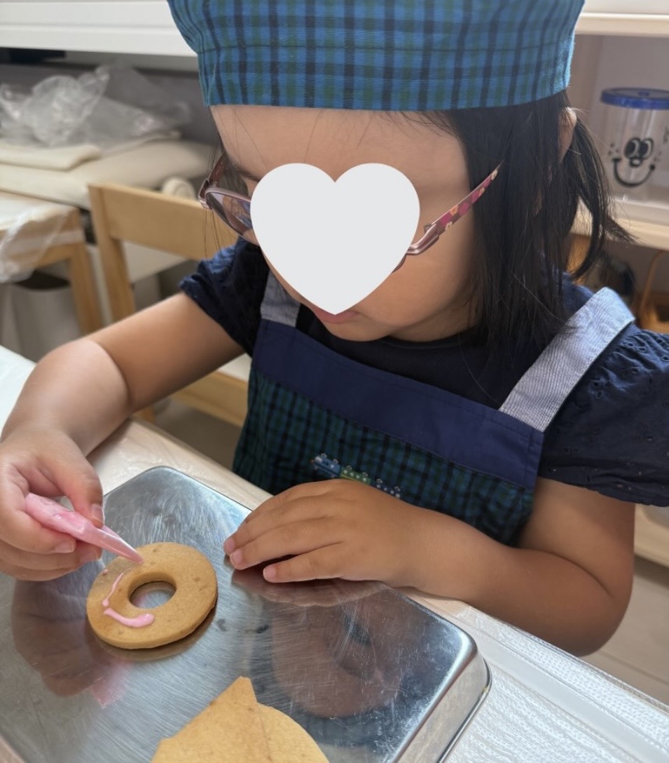 アイシングクッキー作りに没頭する世田谷モンテッソーリ教室の様子